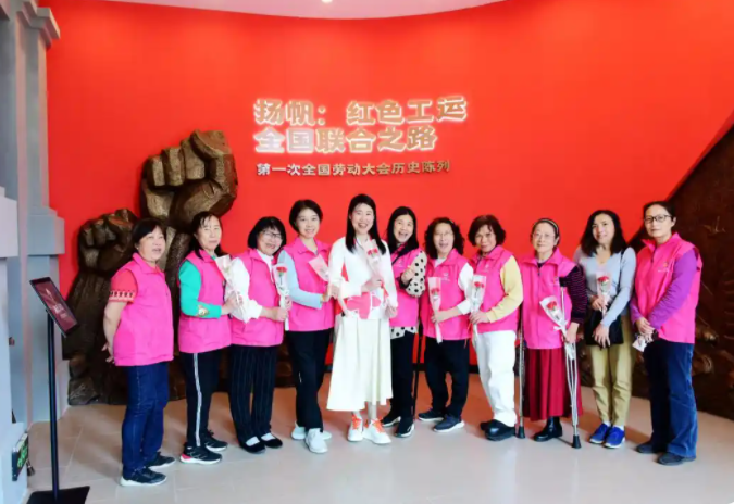 广州市巾帼残疾人志愿服务队荣获“学雷锋”双项殊荣