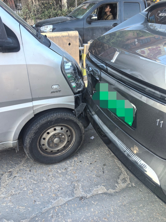 阿维塔11追尾事故引发热议