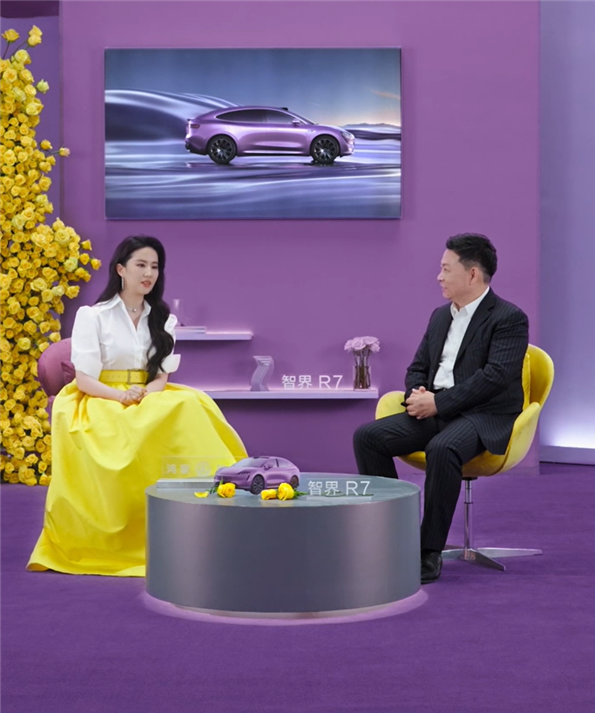 余承东给刘亦菲带了三份礼物：全是在华为门店买的