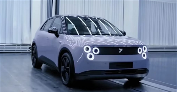 李斌回应萤火虫造型争议：独创"三眼灯"设计不怕吐槽，"总比没人关注好"