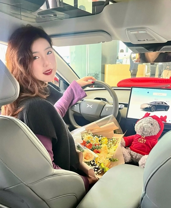 小鹏MONA M03交付将破10万辆，女性车主占比高达40%