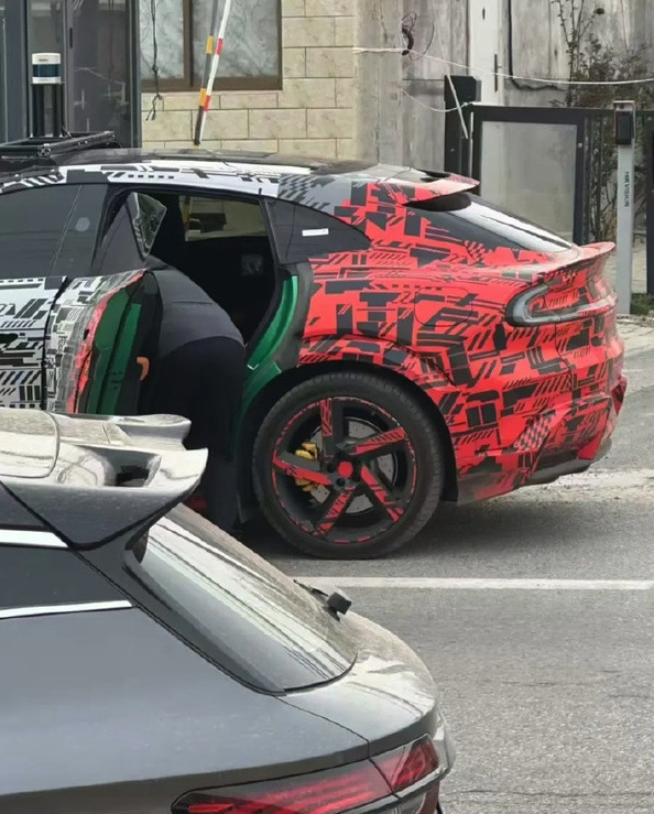 小米YU7新配色泄露：第三种绿色即将登场