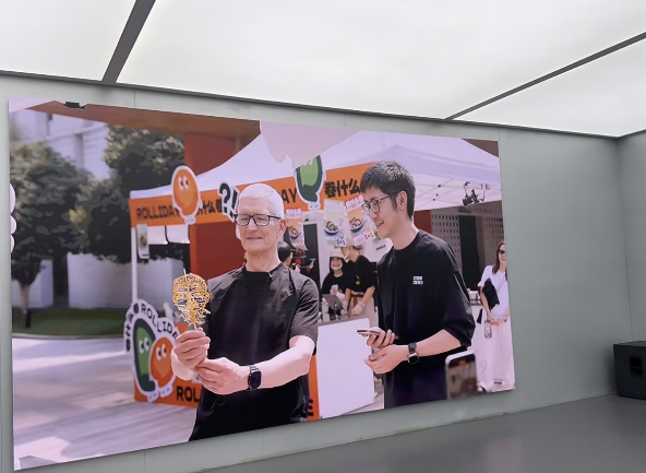 苹果CEO库克惊喜现身影视飓风，与创始人潘天鸿“双Tim”同框