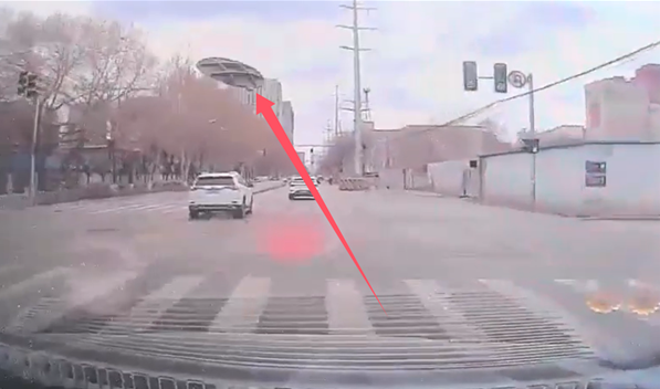 井盖被前车轧飞砸中后车 比亚迪宋PLUS遭遇“飞来横祸”