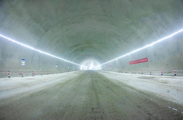 亚洲最大开挖断面市政交通隧道全线贯通