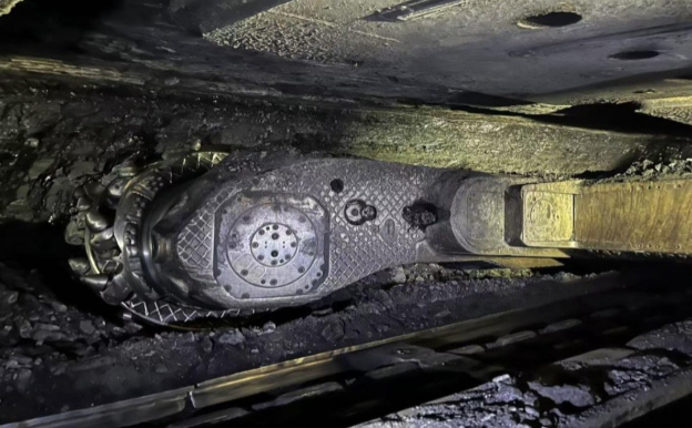 我国首台极薄煤层智能采煤机成功应用