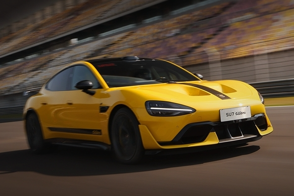 雷军宣布SU7 Ultra降价引热议 网友直呼“破防”