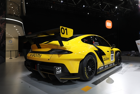 小米SU7 Ultra成家中第18台车 车主直言：开它倍感自豪