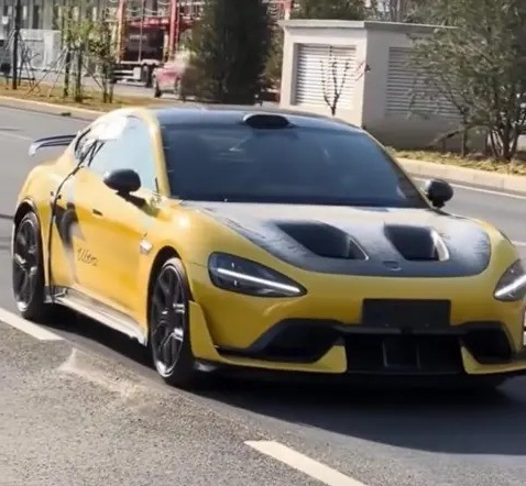 小米SU7 Ultra纽北限量版实车曝光：四门两座高性能电动车