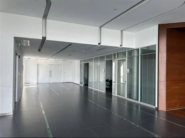 奔驰多地门店突然关闭 消费者权益受损引关注