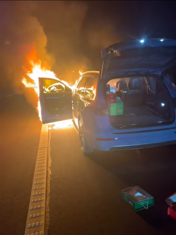 新能源汽车自燃起火遭保险公司拒赔 车主维权引关注