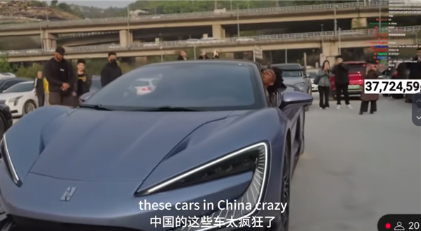 美国网红"甲亢哥"中国行体验国产高端电动车 盛赞：中国的车太疯狂了！