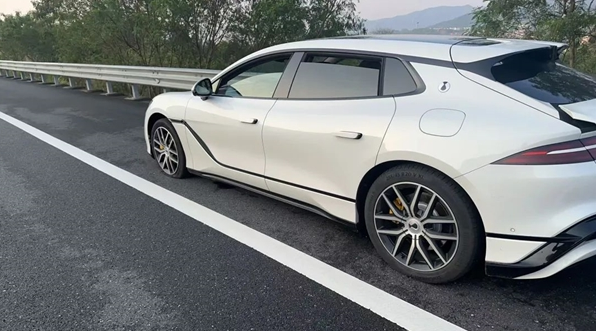 腾势Z9GT高速爆胎安全测试曝光 比亚迪技术再显实力