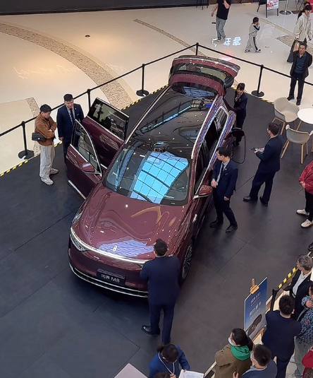 问界M8市场表现火爆：展车到店再掀热潮，三天新增1万小定累计突破10万台