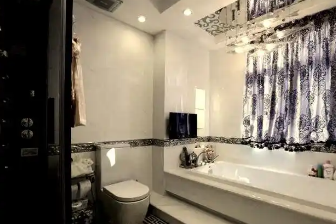 窗帘材质选择指南：兼顾隐私与耐用性