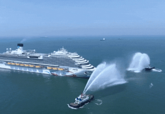 首艘国产大型邮轮青岛首航 获“水门礼”最高礼遇