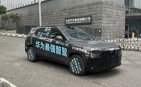 东风华为合作新车亮相街头 车身标语彰显智驾实力