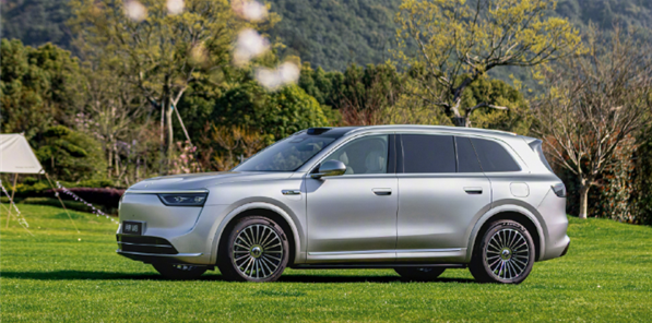 问界M8预订订单突破10万台 余承东发文致谢