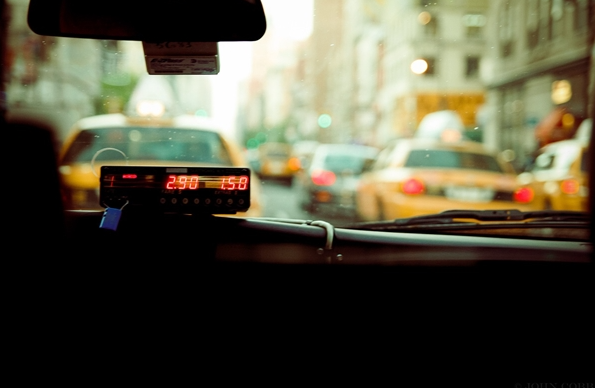 女子夜间乘顺风车遇司机全程"智驾"玩手机 平台回应：补偿5元优惠券引争议