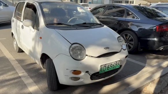 新能源汽车挂“老头乐”车牌上路 车主称销售方承诺“无需上牌”引争议