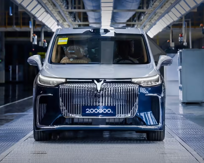 岚图汽车第20万辆整车下线 10万到20万辆仅用1年