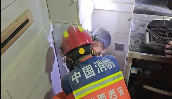 10岁男孩捉迷藏不慎坠入烟囱 消防紧急救援脱险