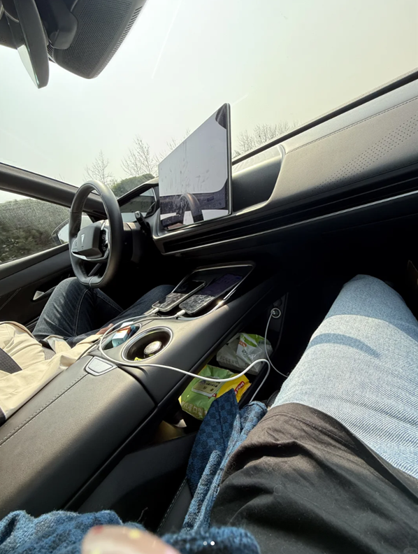 顺风车司机高速使用智驾系统分心操作遭投诉 平台封号处理