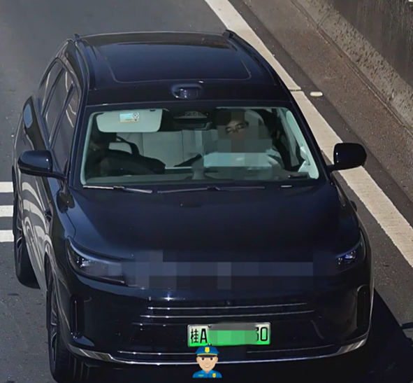 男子开启智能驾驶闭眼睡觉 超速行驶被罚