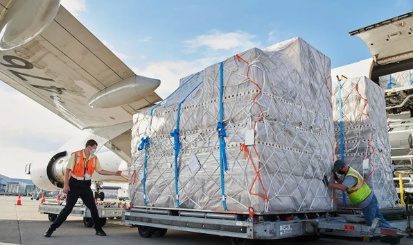 苹果紧急调派五架货机运载iPhone赴美 被指规避54%高额关税