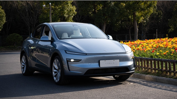 小米SU7上市首月表现强劲 单车型销量直逼特斯拉两款主力车型