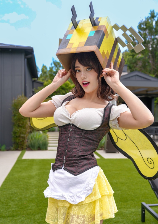 美国小姐姐Cos《我的世界》爆红 性感造型还原方块世界