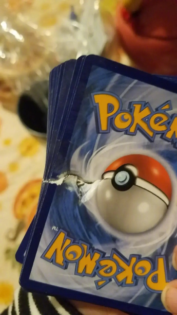 宝可梦卡牌奇迹挡子弹 美国男子幸运逃生