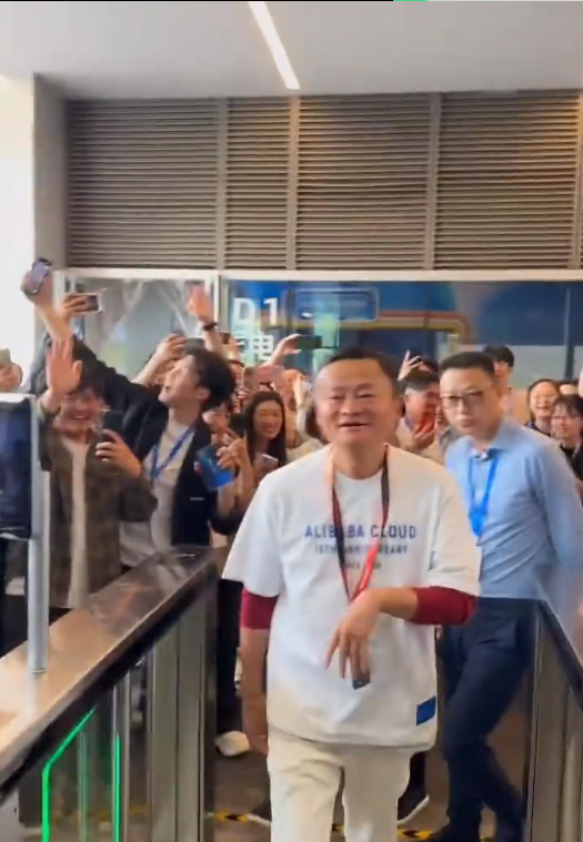 马云今日现身阿里云 佩戴新工牌引关注