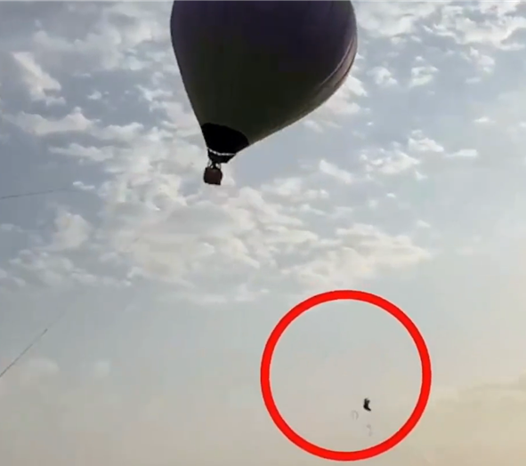 印度一男子被热气球绳索缠住升空后坠亡