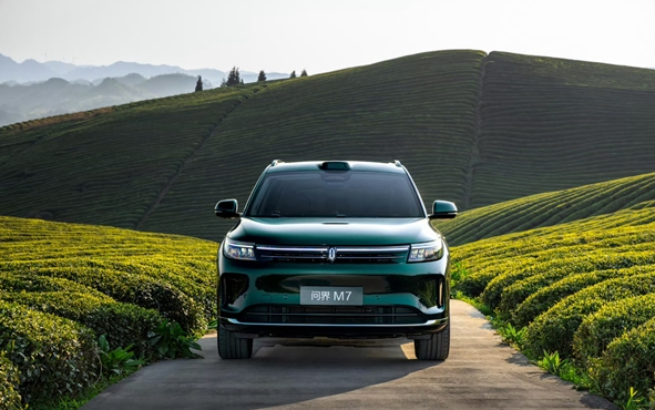 问界M7新配色“牧野青+松露棕”发布 高级感拉满限时免费升级