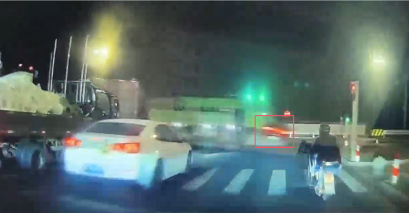 比亚迪唐再显"公路坦克"实力 遭渣土车撞击后驾驶员安然无恙