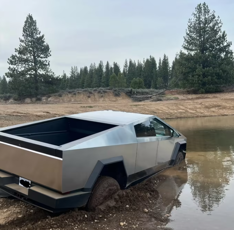 特斯拉Cybertruck涉水被困 车主盲目信任马斯克言论酿苦果