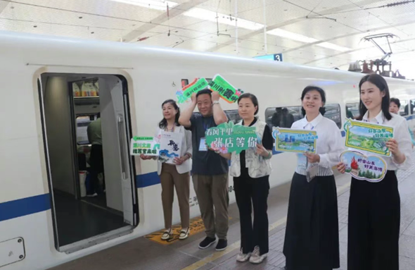 山东首趟"烧烤专列"开通 乘客可享淄博景区、酒店优惠