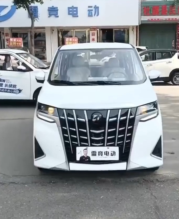 "老头乐"魔改埃尔法引热议 网友调侃：这得叫"爱儿发"！