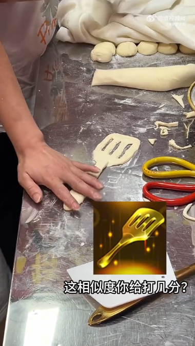 河南老板创意制作"金铲铲"烧饼 跨界联动手游《金铲铲之战》引热议