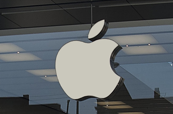 苹果推动Safari转向AI搜索 谷歌股价一度重挫逾9%