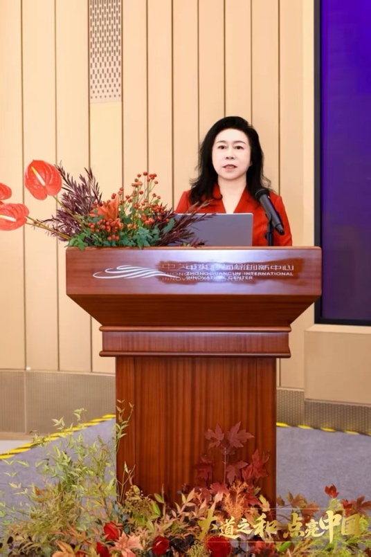 花瓶里插满了鲜花  中度可信度描述已自动生成