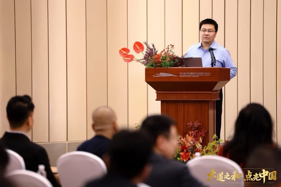 一群人正在聊天  描述已自动生成