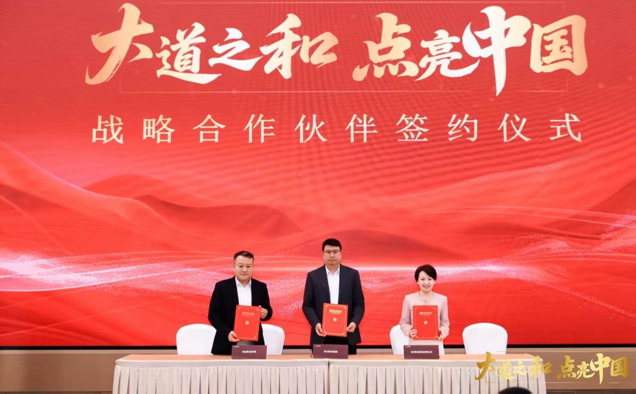 人站在台上  低可信度描述已自动生成