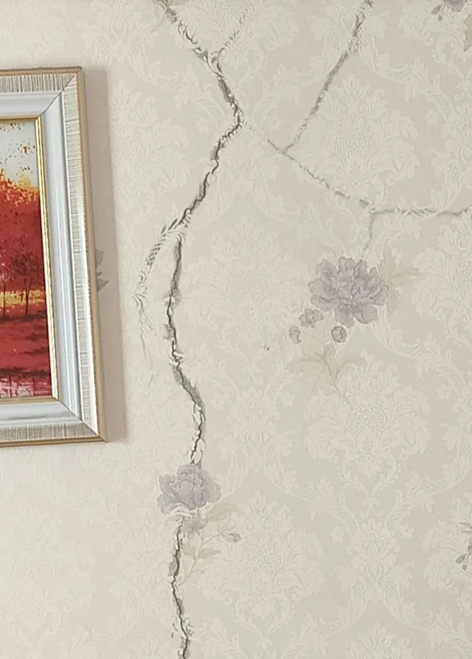 太原一小区业主反映多户顶楼业主违规加盖房屋，难以拆除，官方回应