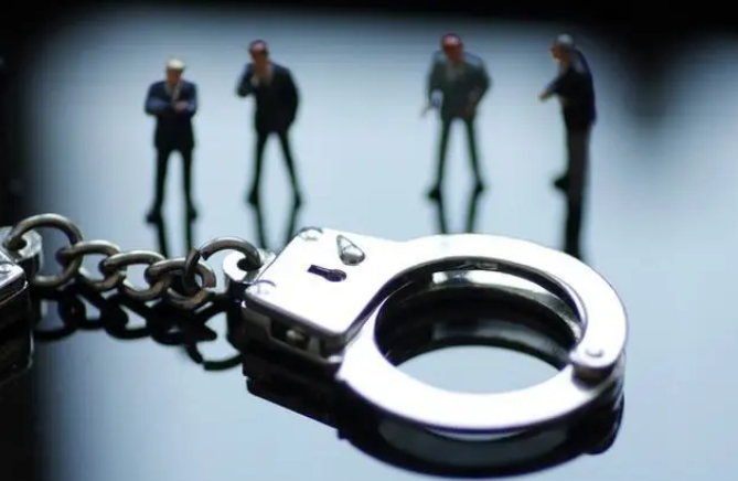 一男子19岁时因强奸罪获刑5年 刑满释放前一个多月打伤狱友再获刑1年2个月